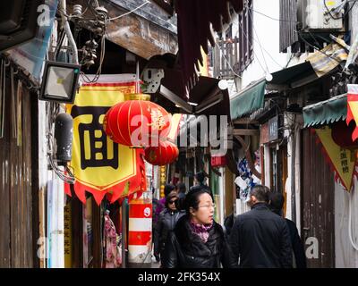 Suzhou, Cina - 23 marzo 2016: I visitatori passeggiano lungo la strada di Pingjiang, una strada storica nel centro storico di Suzhou Foto Stock