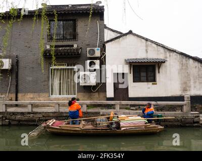 Suzhou, Cina - 23 marzo 2016: Acqua di pulizia barca in uno dei canali della città vecchia Foto Stock