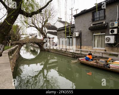 Suzhou, Cina - 23 marzo 2016: Canale d'acqua nella storica città vecchia di Suzhou Foto Stock