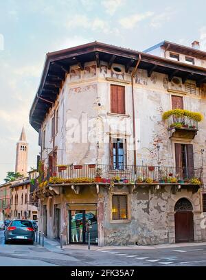 Il palazzo medievale, spregiato, con affreschi conservati, tetto in legno intagliato e gesso sbriciolato sulle pareti, si trova in via Ponte pietra di Città An Foto Stock