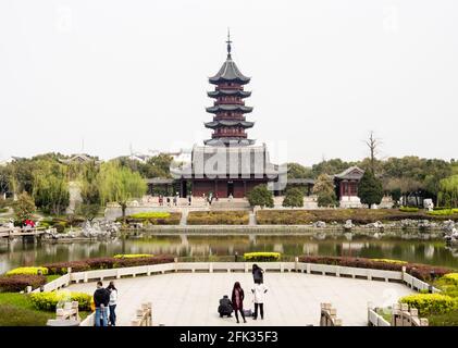 Suzhou, Cina - 21 marzo 2016: Parco pagoda Ruiguang in primavera Foto Stock