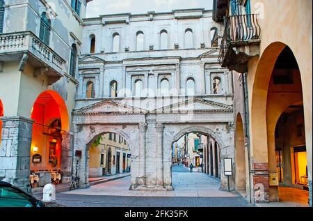 La facciata dell'antica porta di pietra calcarea romana, ora conosciuta come porta Borsari (ex porta Iovia, porta di San Zeno), situata nella Città Antica confinho Foto Stock