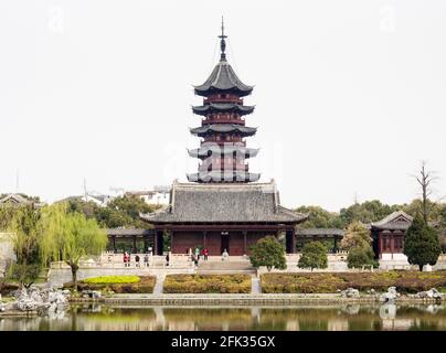 Suzhou, Cina - 21 marzo 2016: Parco pagoda Ruiguang in primavera Foto Stock