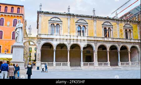 VERONA, ITALIA - 23 APRILE 2012: I monumenti di Piazza dei Signori - Loggia del Consiglio, monumento a Dante e l'arco in pietra all'inizio Foto Stock