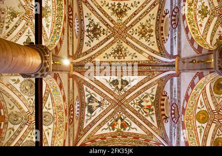 VERONA, ITALIA - 23 APRILE 2012: La Basilica di Santa Anastasia vanta impressionanti affreschi sulla volta con motivi floreali e ritratti dei Santi, Foto Stock