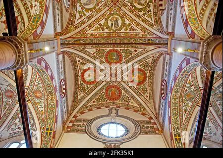 VERONA, ITALIA - 23 APRILE 2012: Esplora gli incredibili affreschi sulla volta della chiesa medievale di Santa Anastasia, il 23 aprile a Verona Foto Stock