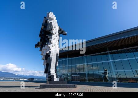 Scultura digitale orca di una balena killer, accanto al Vancouver Convention Center. Canada Place Burrard Landing. Vancouver, British Columbia, Canada. Foto Stock