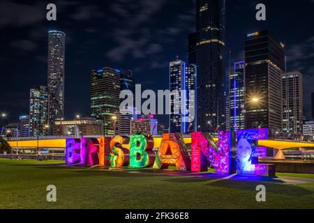 Brisbane, Australia - segno illuminato di Brisbane con la città sullo sfondo Foto Stock