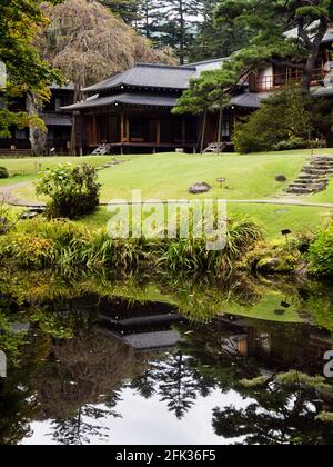 Nikko, Giappone - 23 ottobre 2016: Giardino paesaggistico giapponese tradizionale con laghetto nella Villa Imperiale di Tamozawa Foto Stock