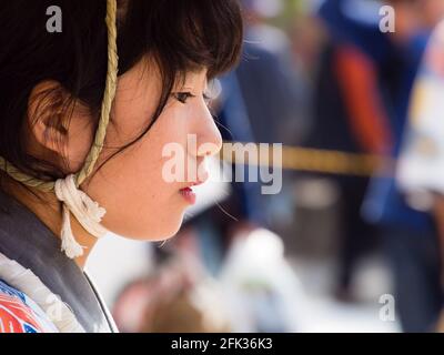 Takayama, Giappone - 9 Ottobre 2015: giovane ballerino locali in abbigliamento tradizionale durante l'annuale festival di Takayama, uno dei più famosi festival in Jap Foto Stock