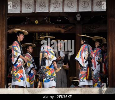 Takayama, Giappone - 9 ottobre 2015: Ballerini locali in costumi tradizionali all'ingresso del santuario di Hachimangu durante il festival annuale di Takayama, uno di Foto Stock