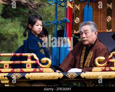 Takayama, Giappone - 9 ottobre 2015: Artisti locali, giovani e vecchi, in cima al float decorativo durante l'annuale Takayama Autumn Festival Foto Stock