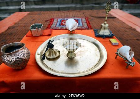 Un vassoio Puja con i vari articoli preparati per una cerimonia puja sulle rive del fiume Ganga a Varanasi, India. Foto Stock