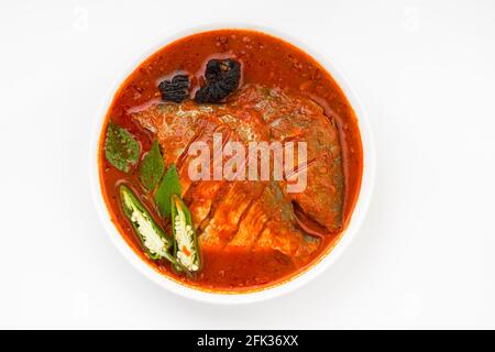 Il curry bianco del masala del pomfret, fatto nello stile dell'india del sud con salsa rossa spessa e guarnito con il peperoncino verde, le foglie del curry e il tamarindo del malabar organizzano Foto Stock