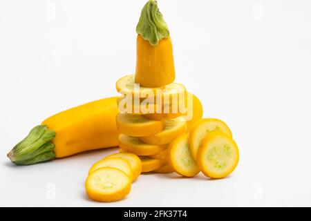 Pezzi interi e a fette di zucca estiva Zucchini, Gourd di colore giallo conosciuto anche come Courgette, Baby Marrow, Jugni Sabzi indiano o Jugnu petha Sabji Foto Stock