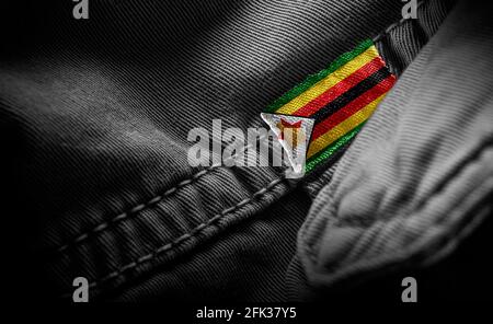 Etichetta su abiti scuri sotto forma di bandiera Dello Zimbabwe Foto Stock