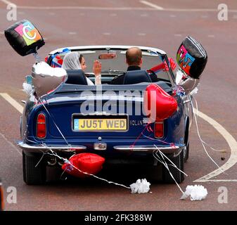 File foto datata 29/04/11 del principe William guidando se stesso e sua moglie Kate mentre lasciano Buckingham Palace per Clarence House. La Duchessa di Cambridge avrà trascorso un decennio come HRH quando lei e il Duca di Cambridge celebreranno il loro decimo anniversario di matrimonio giovedì. Data di emissione: Mercoledì 28 aprile 2021. Foto Stock