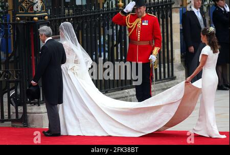 File foto datata 29/04/11 di Kate Middleton che arriva a Westminster Abbey, Londra, con suo padre Michael e la sorella Pippa, prima del suo matrimonio con il principe William. La Duchessa di Cambridge avrà trascorso un decennio come HRH quando lei e il Duca di Cambridge celebreranno il loro decimo anniversario di matrimonio giovedì. Data di emissione: Mercoledì 28 aprile 2021. Foto Stock