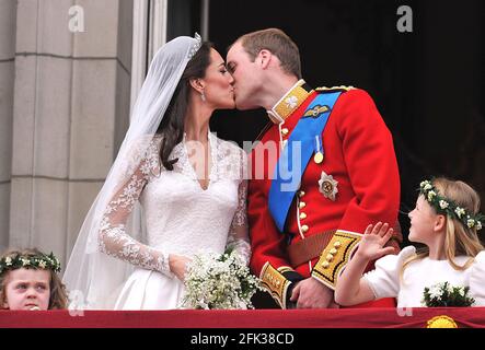 File photo datato 29/04/11 del principe William e di sua moglie Kate Middleton baciando sul balcone di Buckingham Palace, Londra, dopo il loro matrimonio all'Abbazia di Westminster. La Duchessa di Cambridge avrà trascorso un decennio come HRH quando lei e il Duca di Cambridge celebreranno il loro decimo anniversario di matrimonio giovedì. Data di emissione: Mercoledì 28 aprile 2021. Foto Stock