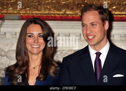 File photo datato 16/11/10 del principe William e Kate Middleton, durante una fotocellula negli appartamenti di Stato di St James's Palace, Londra per segnare il loro impegno. La Duchessa di Cambridge avrà trascorso un decennio come HRH quando lei e il Duca di Cambridge celebreranno il loro decimo anniversario di matrimonio giovedì. Data di emissione: Mercoledì 28 aprile 2021. Foto Stock