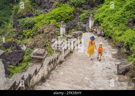 I turisti di madre e figlio sulla pagoda superiore del tempio di Hang Mua, campi di riso, Ninh Binh, Vietnam. Il Vietnam riapre i confini dopo la quarantena Coronovirus COVID Foto Stock