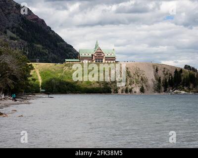 Waterton Lakes National Park, Canada - 6 luglio 2016: Storico hotel Prince of Wales sotto il cielo tempestoso Foto Stock