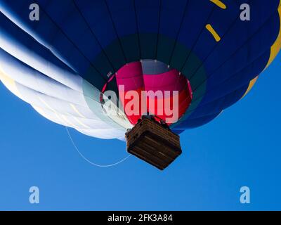 Winthrop, WA / USA - 4 marzo 2017: Mongolfiera che porta i visitatori per un giro durante il Winthrop Balloon Festival Foto Stock