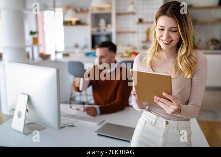Uomini d'affari, designer che lavorano su un nuovo progetto in un ufficio moderno Foto Stock