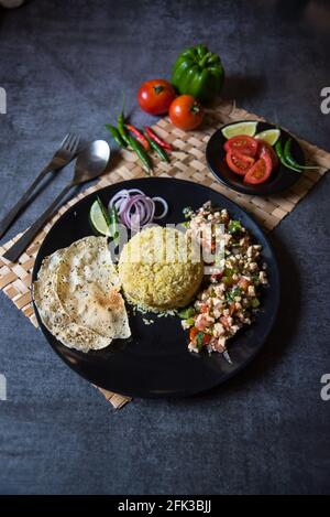 Vista dall'alto degli ingredienti del pranzo indiano con l'uso di messa a fuoco selettiva Foto Stock