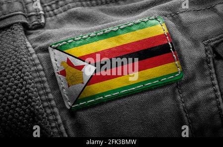 Etichetta su abiti scuri sotto forma di bandiera Dello Zimbabwe Foto Stock