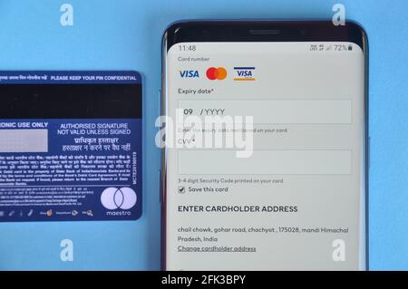 Mandi, Himachal Pradesh, India - Marzo 05 2021: Concetto di shopping da casa, inserire il codice cvv all'app e-commerce in smartphone per lo shopping. Foto Stock