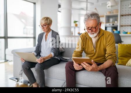 La coppia senior ritirata impara a conoscere il computer e il supporto online. Foto Stock