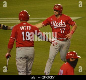 Los Angeles, Stati Uniti. 28 Apr 2021. Cincinnati Reds' Kyle Farmer (17) festeggia con il compagno di squadra Joey Votto (19) dopo aver legato la partita 3-3 sul singolo RBI di Jesse Winker nel quinto inning al Dodger Stadium di Los Angeles martedì 27 aprile 2021. I Reds sconfissero i Dodgers 6-5. Foto di Jim Ruymen/UPI Credit: UPI/Alamy Live News Foto Stock