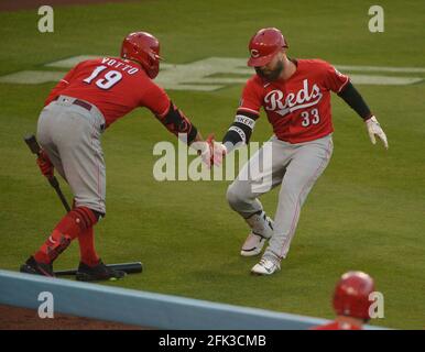 Los Angeles, Stati Uniti. 28 Apr 2021. Jesse Winker di Cincinnati Reds (33) festeggia con il compagno di squadra Joey Votto (19) dopo aver colpito una corsa in casa solista al largo del lanciatore di Los Angeles Dodgers Walker Buehler nel primo inning al Dodger Stadium di Los Angeles martedì 27 aprile 2021. I Reds sconfissero i Dodgers 6-5. Foto di Jim Ruymen/UPI Credit: UPI/Alamy Live News Foto Stock