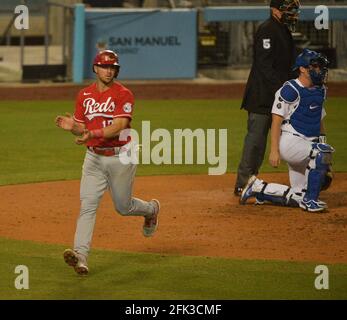 Los Angeles, Stati Uniti. 28 Apr 2021. Cincinnati Reds' Kyle Farmer (17) festeggia dopo aver legato il gioco 3-3 sul singolo RBI di Jesse Winker nel quinto inning al Dodger Stadium di Los Angeles martedì 27 aprile 2021. I Reds sconfissero i Dodgers 6-5. Foto di Jim Ruymen/UPI Credit: UPI/Alamy Live News Foto Stock