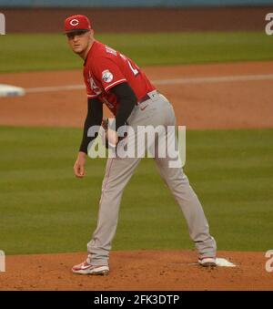 Los Angeles, Stati Uniti. 28 Apr 2021. Jeff Hoffman, il lanciatore di Cincinnati Reds, controlla il corridore sulla prima base prima di consegnare il primo inning contro i Los Angeles Dodgers al Dodger Stadium di Los Angeles martedì 27 aprile 2021. I Reds sconfissero i Dodgers 6-5. Foto di Jim Ruymen/UPI Credit: UPI/Alamy Live News Foto Stock