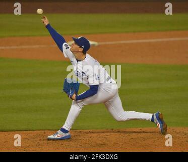 Los Angeles, Stati Uniti. 28 Apr 2021. Il lanciatore di partenza di Los Angeles Dodgers Walker Buehler si presenta martedì 27 aprile 2021 nel quinto inning contro i Cincinnati Reds al Dodger Stadium di Los Angeles. I Reds sconfissero i Dodgers 6-5. Foto di Jim Ruymen/UPI Credit: UPI/Alamy Live News Foto Stock