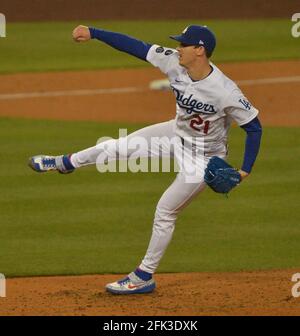 Los Angeles, Stati Uniti. 28 Apr 2021. Il lanciatore di partenza di Los Angeles Dodgers Walker Buehler si presenta martedì 27 aprile 2021 nel settimo assalimento contro i Cincinnati Reds allo stadio Dodger di Los Angeles. I Reds sconfissero i Dodgers 6-5. Foto di Jim Ruymen/UPI Credit: UPI/Alamy Live News Foto Stock