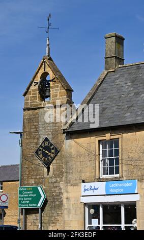 La Torre del Curfew sulla High Street nella città del Gloucestershire di Moreton-in-Marsh risale al 16 ° secolo. È stato utilizzato in precedenza come blocco per Foto Stock