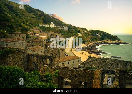 scenario del villaggio di qinbi a beigan, matsu, taiwan al tramonto Foto Stock