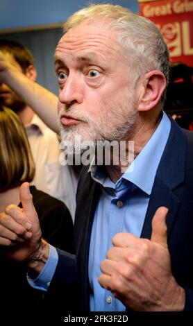 Il leader del lavoro Jeremy Corbyn ha visitato il quartier generale del lavoro a Grimsby per parlare con i membri e i sostenitori del partito, prima di visitare i residenti del Nunsthorpe Foto Stock