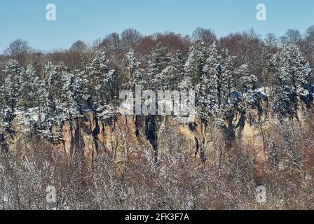 Vista panoramica delle scogliere. In primo piano una foresta innevata. Lago-Naki, il principale crinale caucasico, Russia Foto Stock