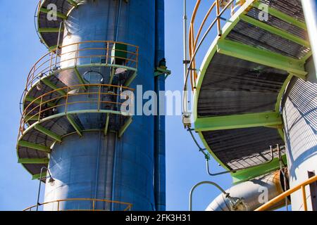 Primo piano foto della colonna della raffineria di petrolio (torre di distillazione). Impianto di lavorazione dell'olio. Contesto industriale. Foto Stock