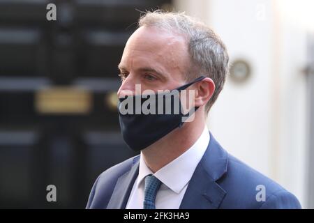 Il Segretario degli Esteri Dominic Raab lascia Downing Street dopo la riunione settimanale del Gabinetto. Foto Stock