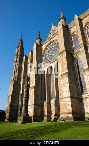 Durham, contea di Durham, Inghilterra. Vista dal basso angolo sul prato, sul lato est della cattedrale di Durham. Foto Stock