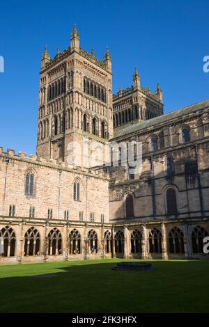 Durham, contea di Durham, Inghilterra. Vista sul prato del chiostro fino alle due torri occidentali della Cattedrale di Durham. Foto Stock