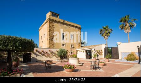 Agrigento, Sicilia, Italia. Vista panoramica sul cortile illuminato dal sole dello storico hotel boutique Baglio della Luna. Foto Stock