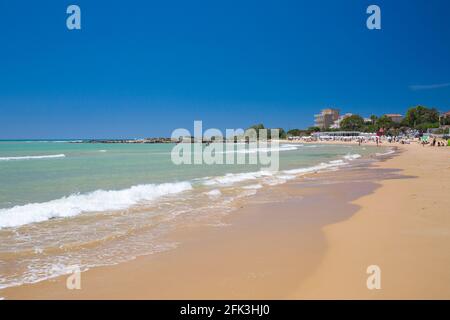 Realmonte, Agrigento, Sicilia, Italia. Vista sulla baia dalla spiaggia di sabbia, onde che si infrangono sulla riva. Foto Stock