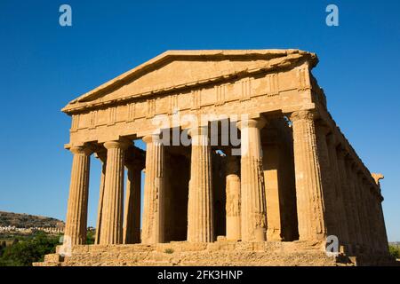 Agrigento, Sicilia, Italia. Fronte ovest del Tempio della Concordia illuminato dal sole che tramonta, Valle dei Templi. Foto Stock