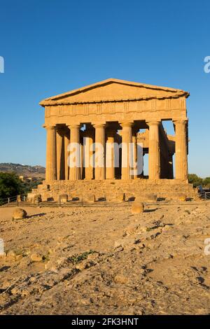 Agrigento, Sicilia, Italia. Fronte ovest del Tempio della Concordia illuminato dal sole che tramonta, Valle dei Templi. Foto Stock